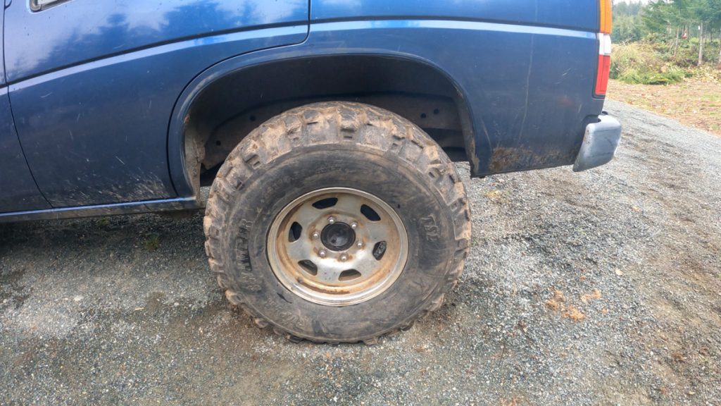 34x10.5 tires mounted on a stock WD21 Nissan Pathfinder for clearance testing