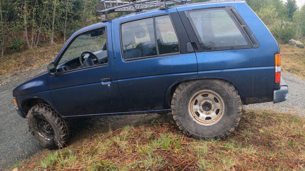 Flex testing a stock WD21 Nissan Pathfinder with 34-inch tires to check fender clearance