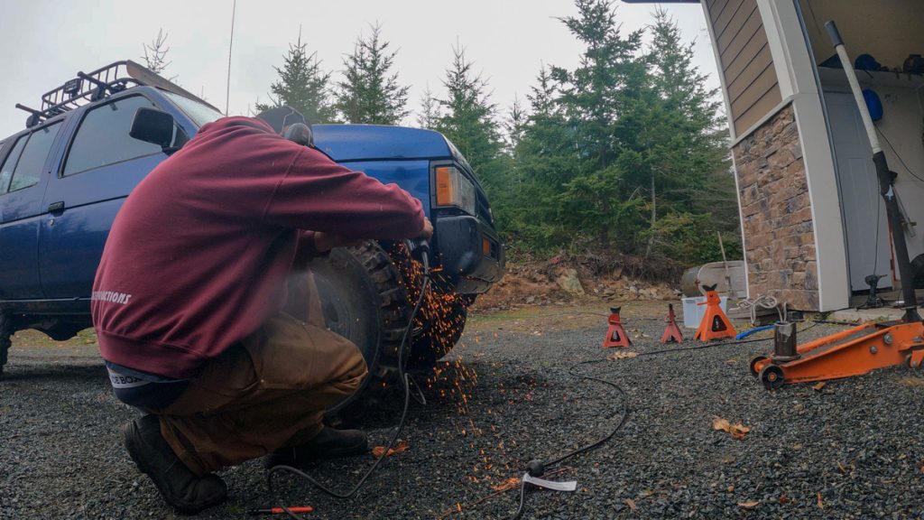 Marking the fender trimming area on a WD21 Nissan Pathfinder for 34-inch tire clearance